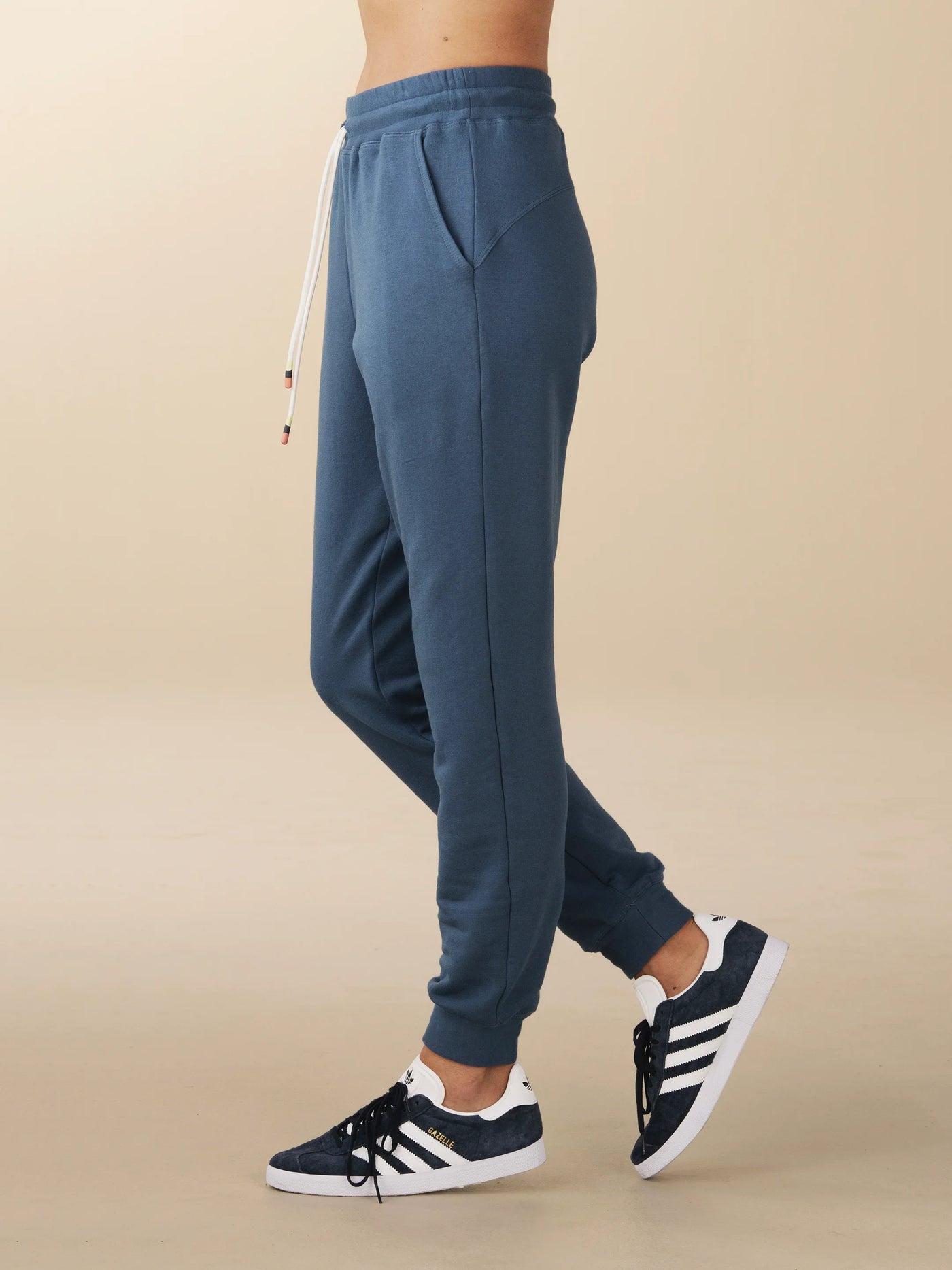 model wears cozy sustainable joggers with pockets in blue