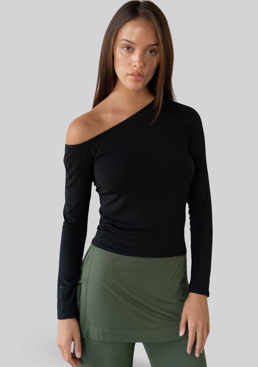 Amelia is 5' 9" (XS)