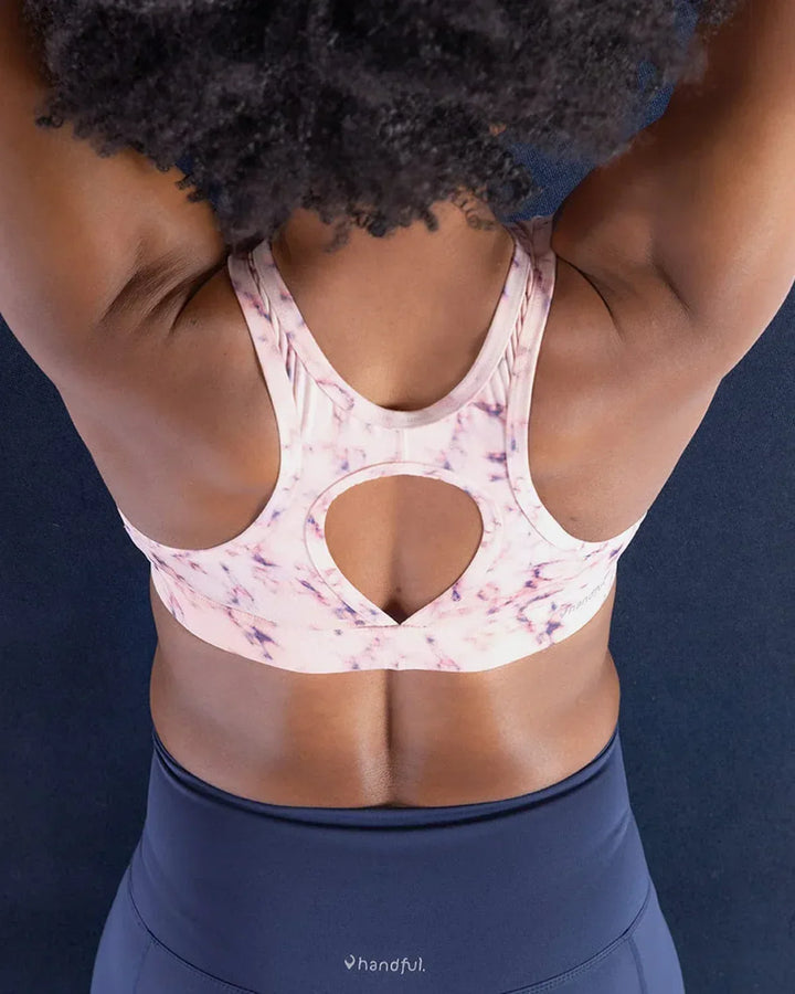 SS22-Handful-Sports-Bra-FaV-MarbelousDetail-Lifestyle - Evolve Fit Wear - SS22-Handful-Sports-Bra-FaV-MarbelousDetail-Lifestyle