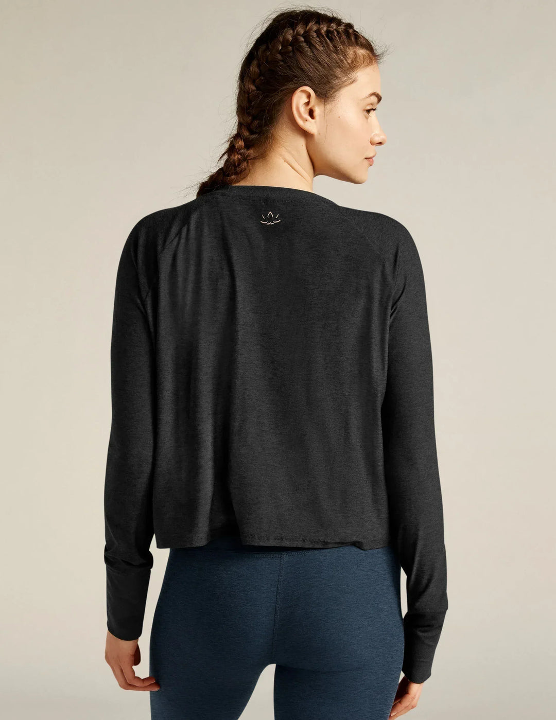 beyond-yoga-featherweight-pullover-LWSD7792_darkest-night_3 - Evolve Fit Wear - beyond-yoga-featherweight-pullover-LWSD7792_darkest-night_3