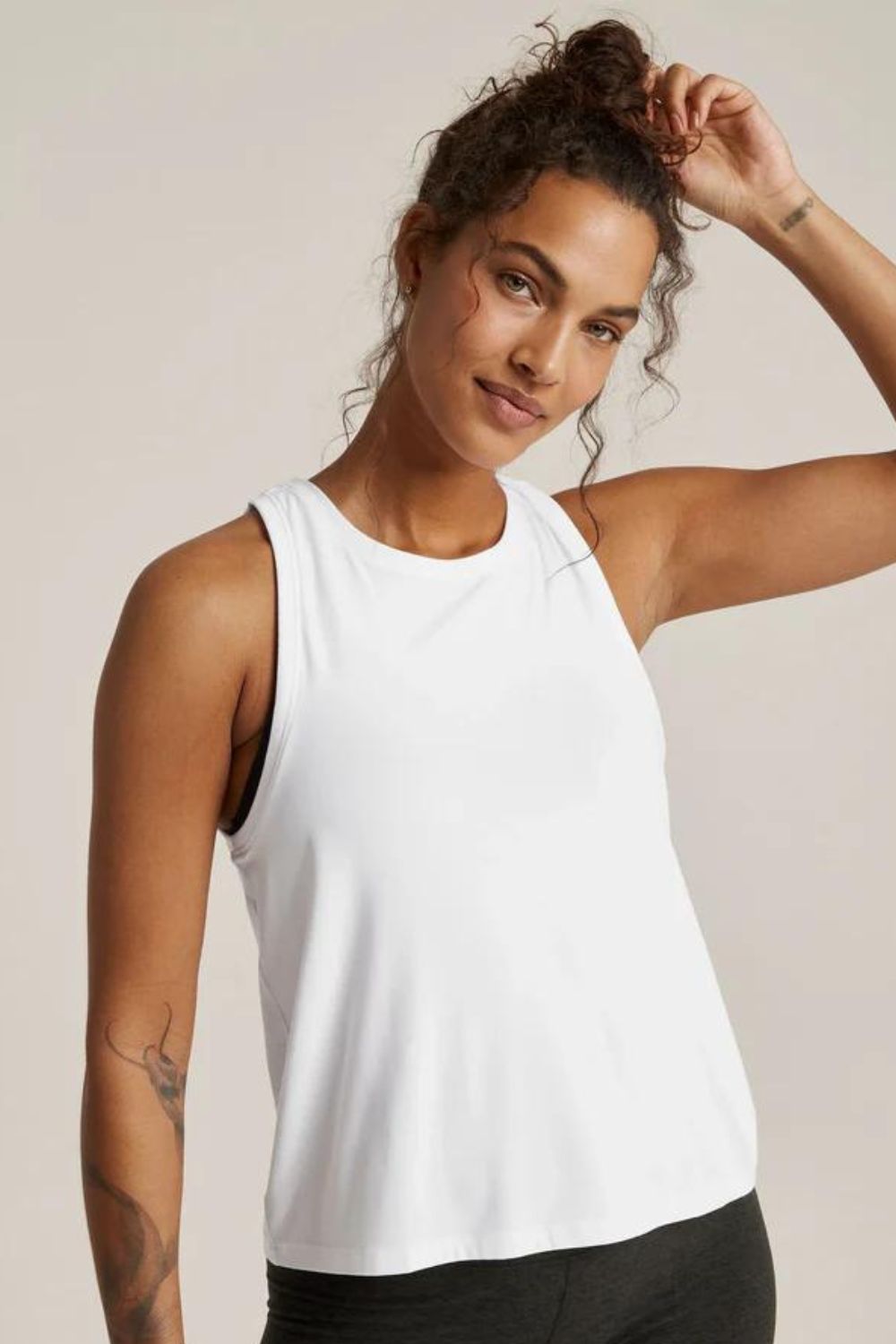 人気が高い  Beyond Yoga Featherweight Rebalance Tank in White | Evolve ウォーキング・ランニングウェア